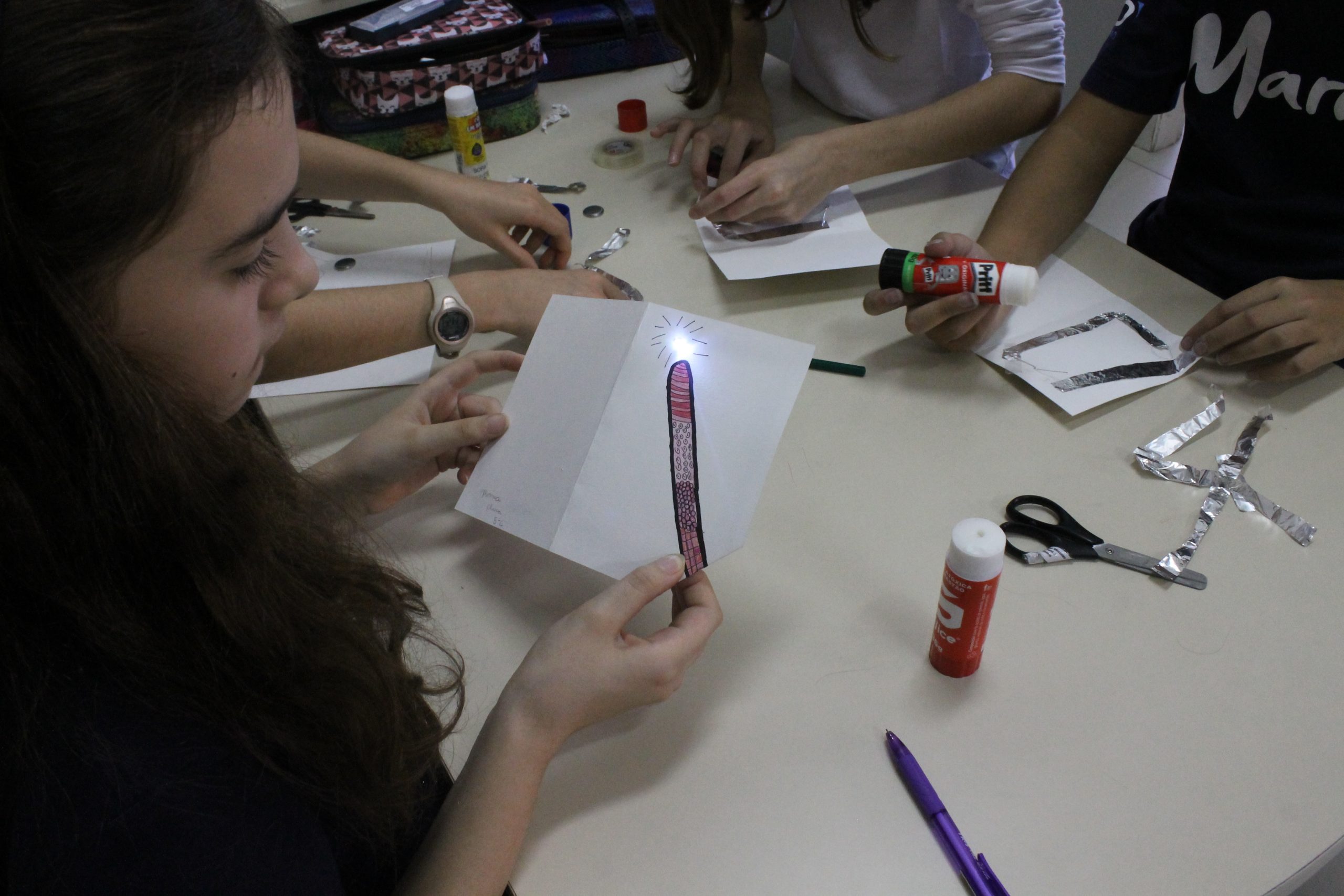 Alunos do 5º ano constroem o próprio circuito elétrico e seus desenhos ganham luz na Robótica!
