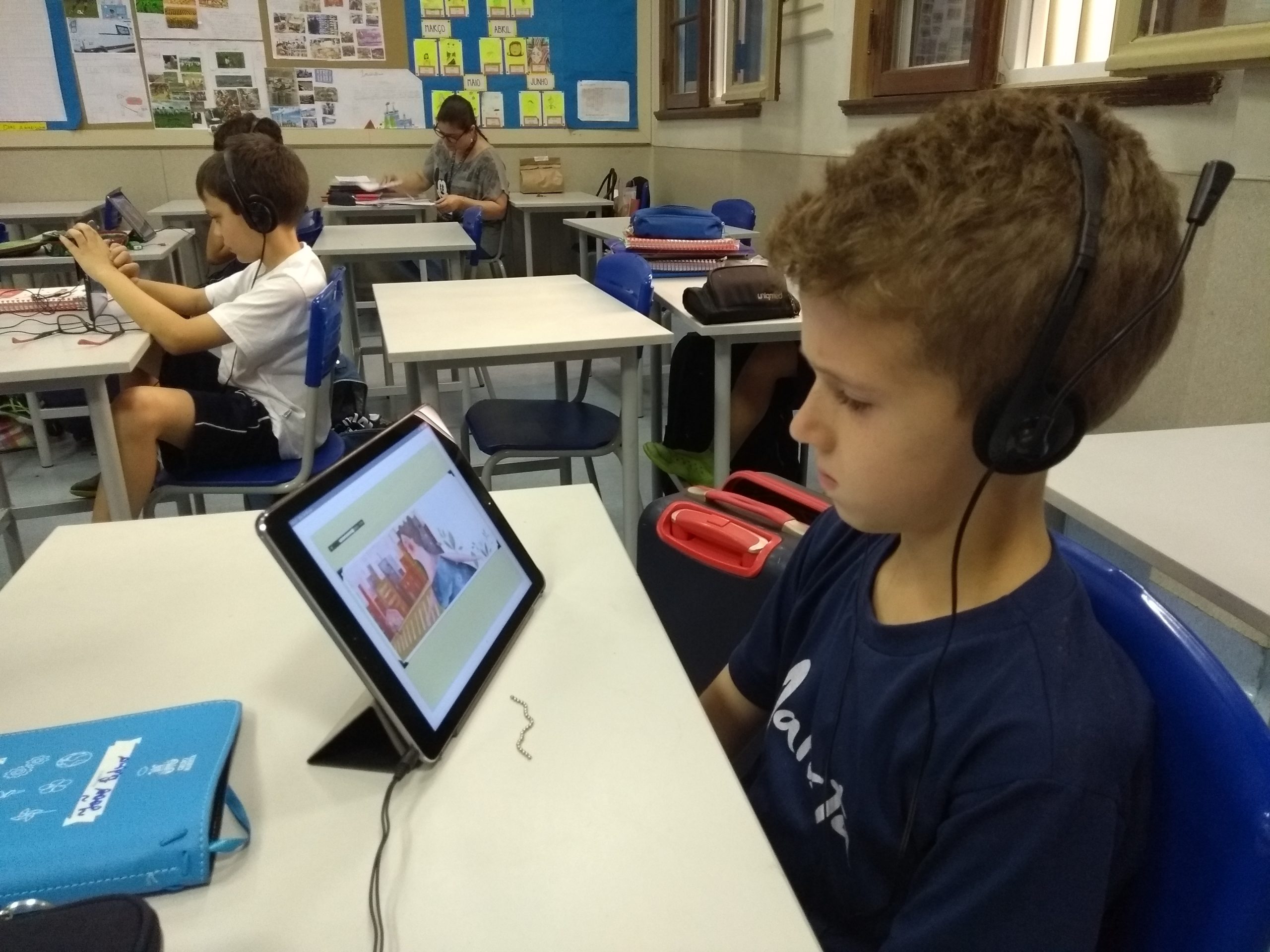 Suportes tecnológicos em sala de aula: Um caminho que favorece a leitura compartilhada e a ampliação da cultura digital 
