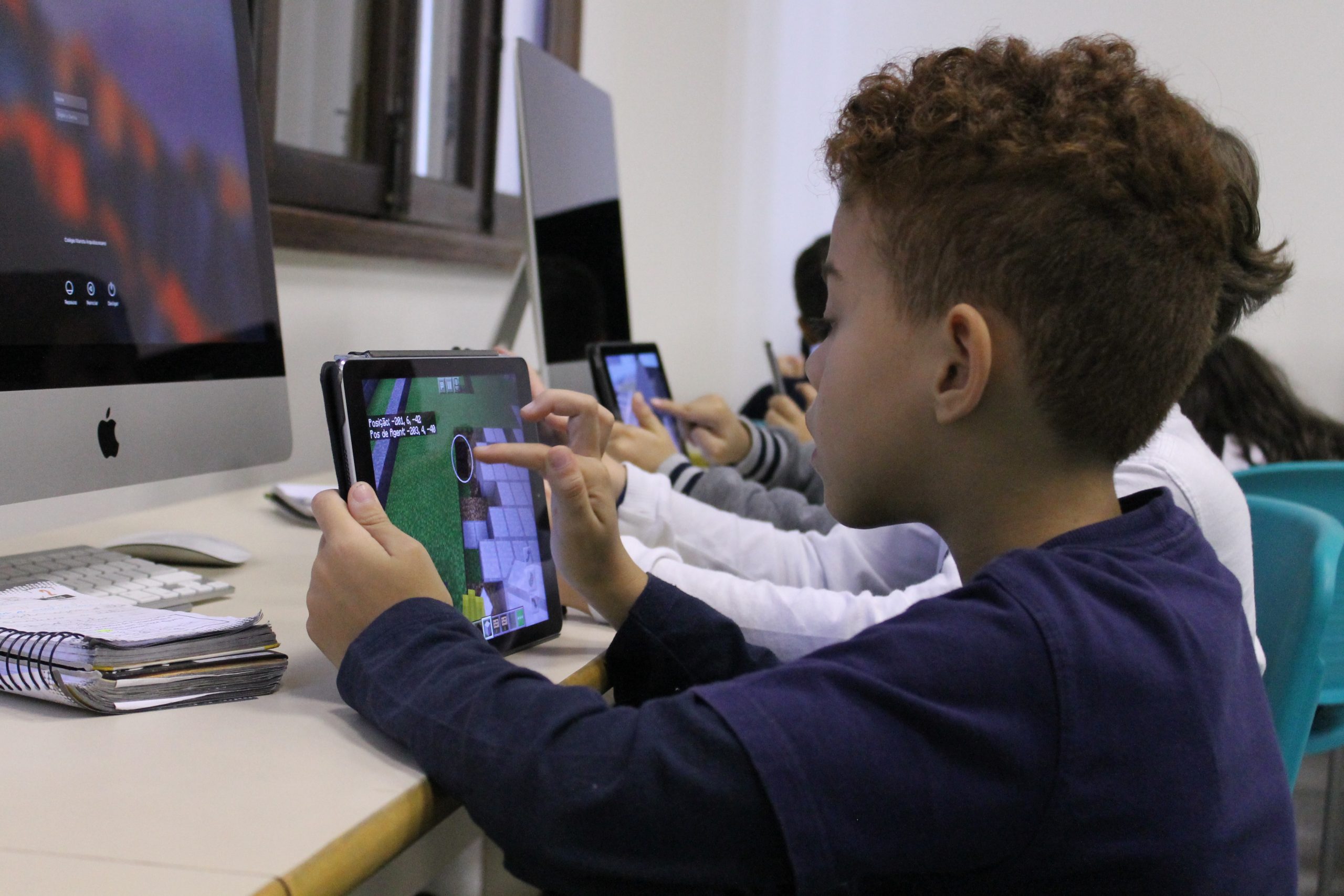 2º ano do Ensino Fundamental – Anos Iniciais projeta o entorno do Colégio na plataforma Minecraft