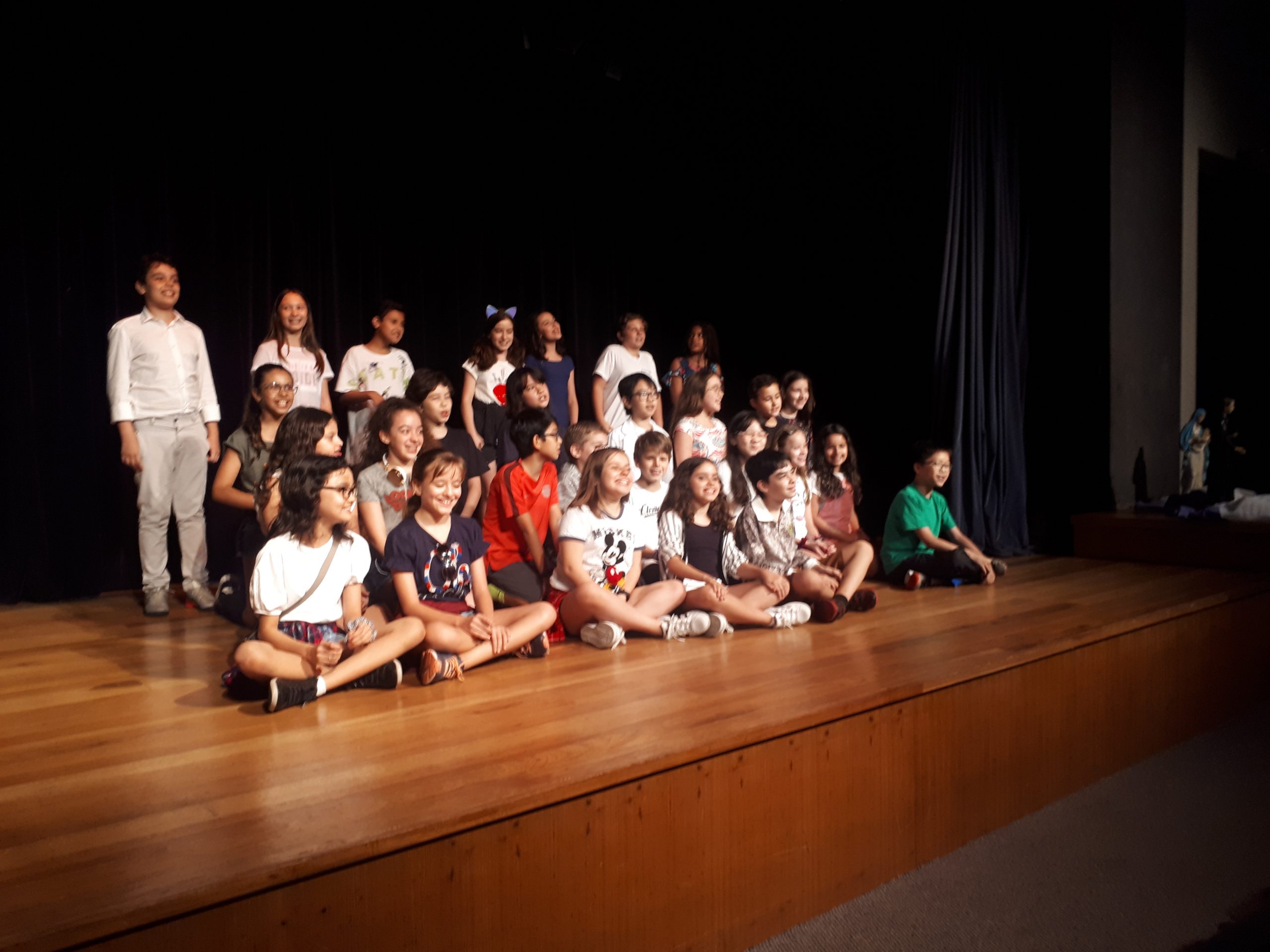 Alunos do 5º ano encerram projeto com apresentação teatral e arrecadação de alimentos