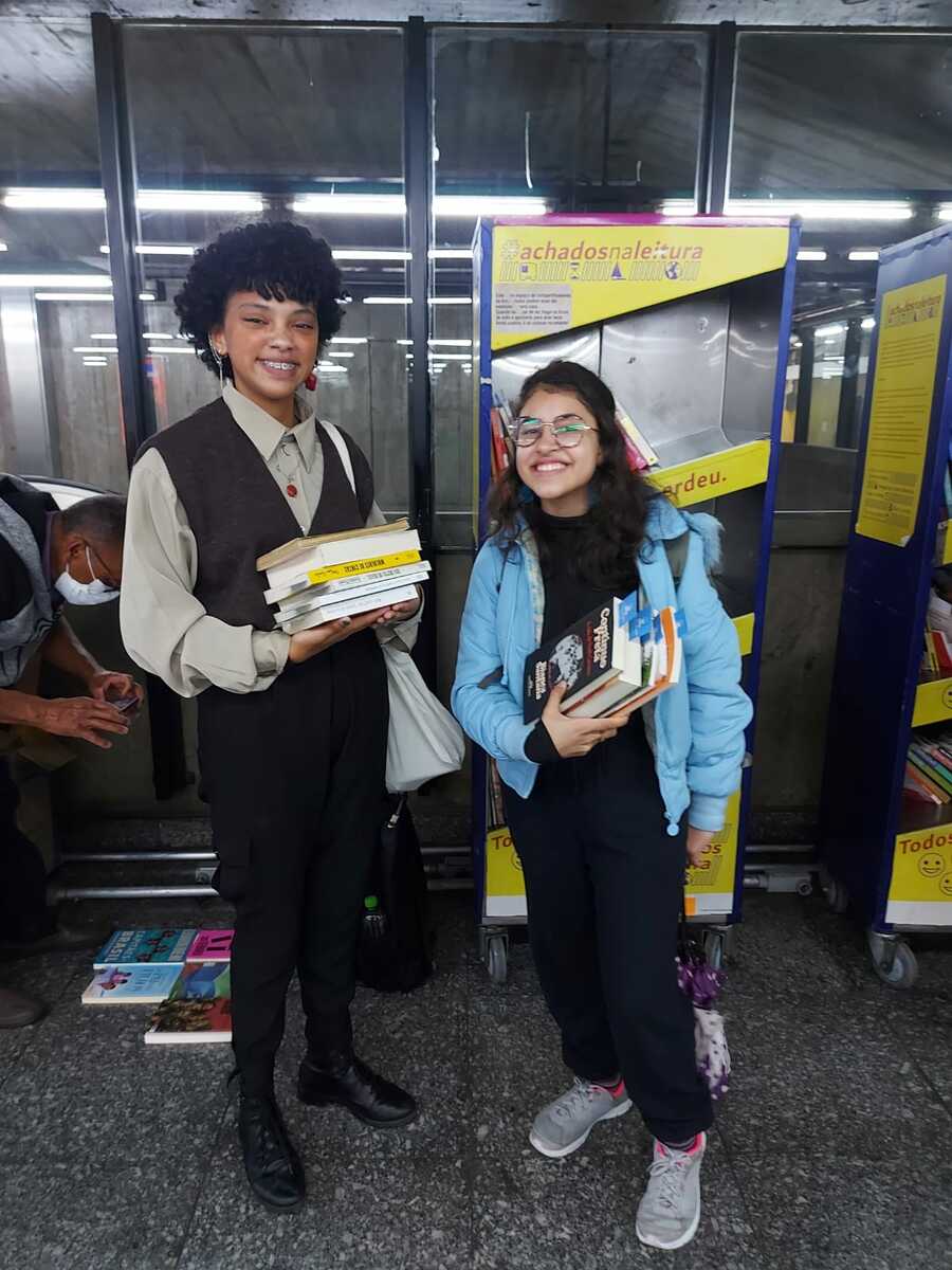 Alunos doam livros em estação do Metrô de São Paulo