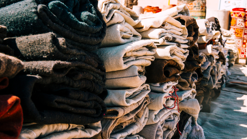 Projeto busca conscientizar consumidores e indústria da moda sobre descarte de resíduos